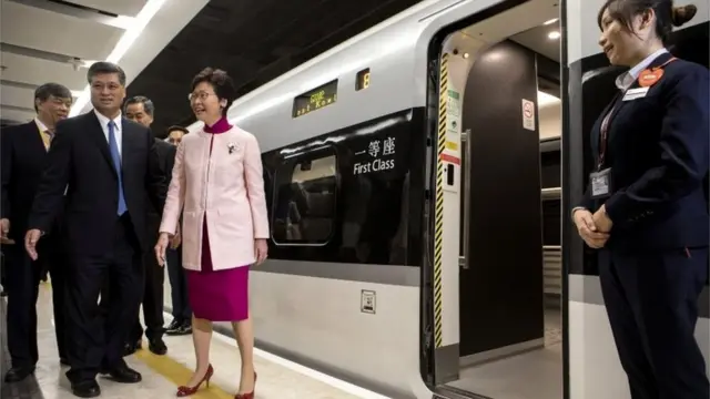 တရုတ်နိုင်ငံ Guangzhouကို ၄၅ မိနစ်ကြာ သွားမယ့် ရထားပေါ်မှာ ဟောင်ကောင်ခေါင်းဆောင် Carrie Lamက စီးနင်းလိုက်ပါ