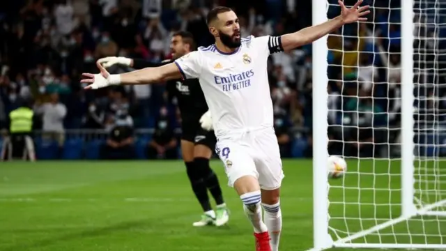 Karim Benzemacassino depósito 5 reaispartida do Real Madrid