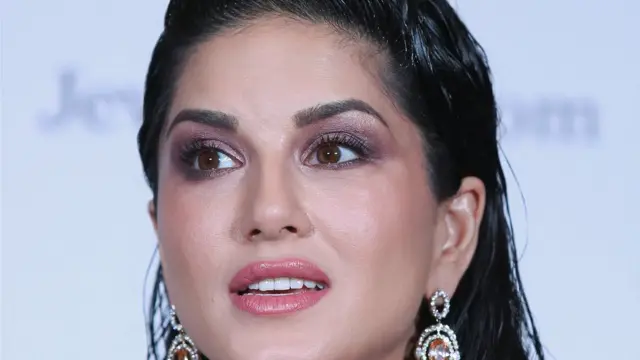 Per Vudmanning barcha kasting videolari Porno er xotinini ham qozi, ham dildo bilan qoniqtirdi