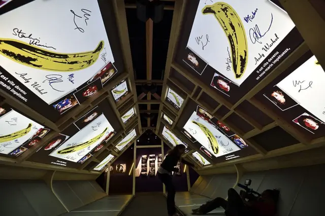 Подгнивший банан Энди Уорхола на обложке первого альбома Velvet Underground стал символом не только группы, но и всей альтернативной культуры. На снимке приуроченная к 50-летию альбома выставка "The Velvet Underground" в Парижской филармонии. Март 2016 г.