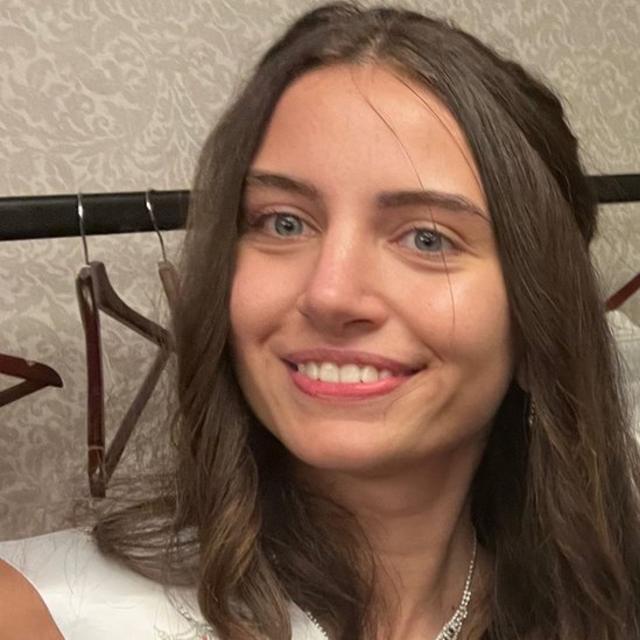 Melisa Raouf sorrindocomo apostar na seleção brasileirafoto informal