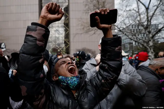 अमेरिका में अश्वेत नागरिक जॉर्ज फ़्लॉयड की हत्या के मामले में मुख्य अभियुक्त पूर्व पुलिस अधिकारी डे​रेक शॉविन को अप्रैल में दोषी क़रार दे दिया गया. मिनेपोलिस में हेनेपिन काउंटी गवर्नमेंट सेंटर के बाहर फ़ैसले का जश्न मनाते लोग