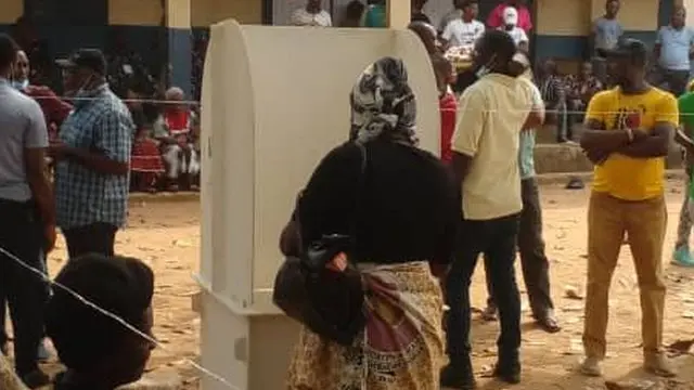 Wata mace tana jefa ƙuri'a