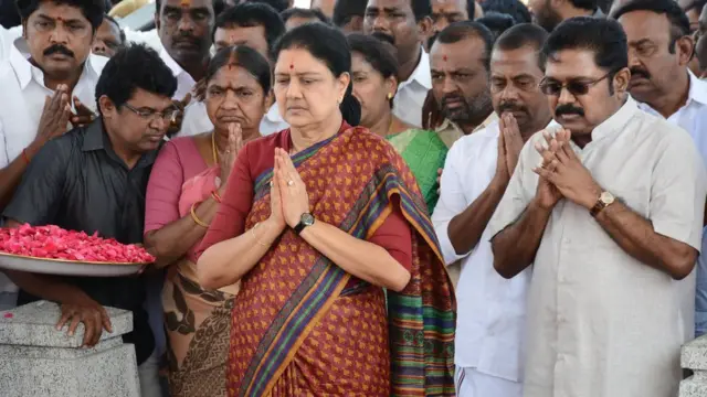 வெற்றி தேடித் தருமா இரட்டை இலை?