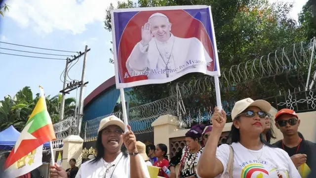 ပုပ်ရဟန်းမင်းကြီးကို ကြိုဆိုသူများ