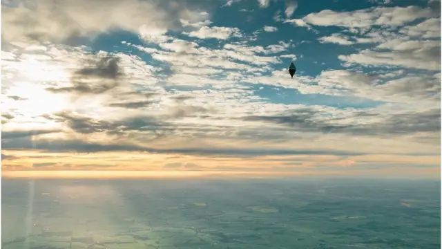 Шар Конюхова в небе над Нортхэмом 12 июля