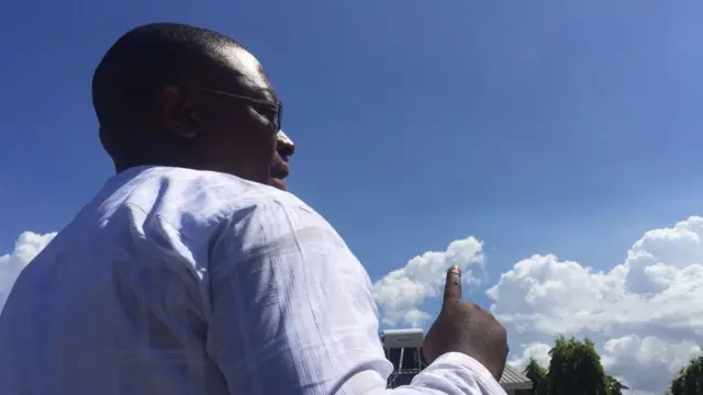 Bw Nnauye akihutubia wanahabari Dar es Salaam