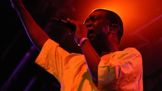 Youssou N'Dour dey perform for stage.