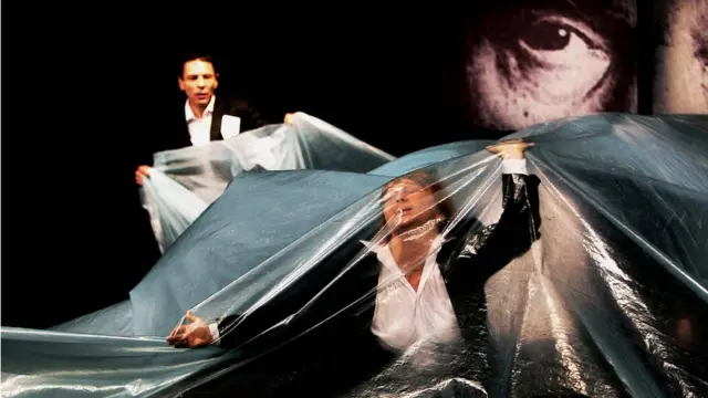 Сцена из спектакля "Быть Гарольдом Пинтером"