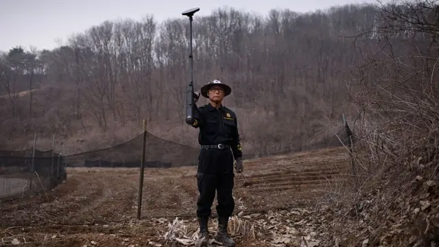 경기도 연천에서 지뢰 제거 작업 중인 한국지뢰제거연구소의 김기호 소장