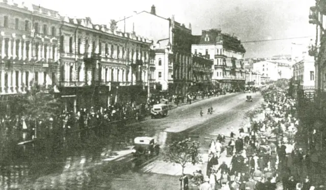 Київ, Хрещатик. Поштівка 1930-х років, фрагмент.