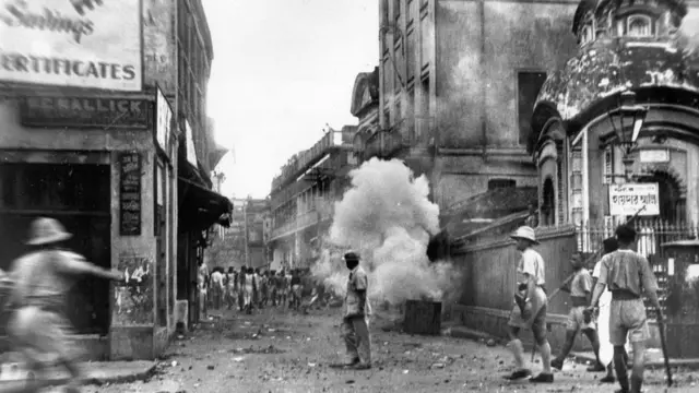 কলকাতা শহরে ১৯৪৬এর সাম্প্রদায়িক দাঙ্গার সময় পুলিশের কাঁদানে গ্যাস (২৪শে অগাস্ট ১৯৪৬)