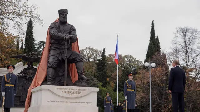 Vladimir Putin en la develación de una estatua de Alejandro III, el padre del último Zar de Rusia y uno de los miembros de la dinastía de los Romanov.