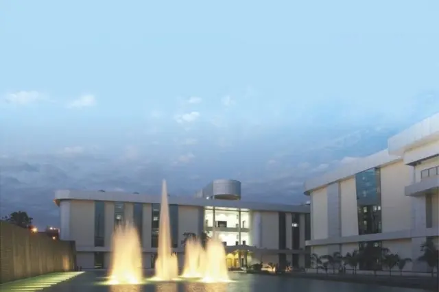 पुण्यातली सिरम इन्स्टिट्यूट ही जगातली सर्वात मोठी लस उत्पादक कंपनी आहे.