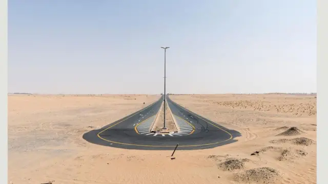 Дорога в пустелі