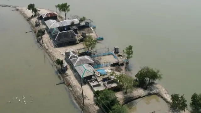 గబురలో ఇళ్లు, చెరువుల చుట్టూ చేరిన వరద నీరు