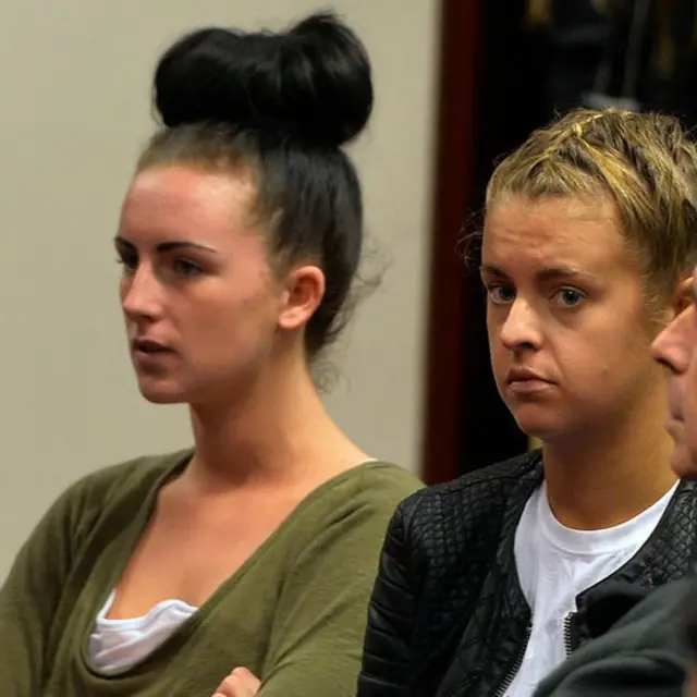 Michaella McCollum (à gauche) et Melissa Reid pendant leur procès