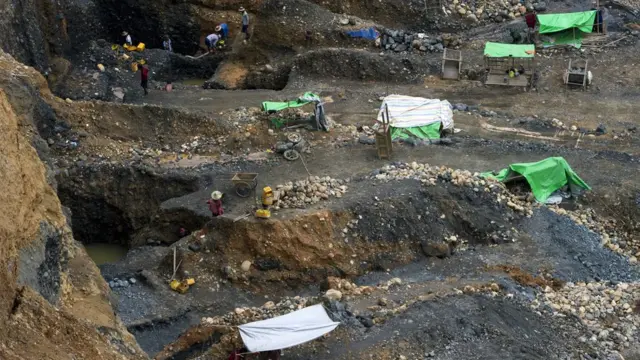 မှော်တွေထဲက ဟိုတစု ဒီတစု တဲအိမ်များ