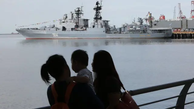 Tàu Đô đốc Tributs của Nga cập cảng Manila để giao lưu và tăng cường quan hệ hữu nghị với hải quân Philippines.