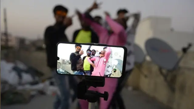 టిక్‌టాక్ వీడియో షూటింగ్