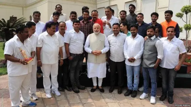 पीएम नरेंद्र मोदी के साथ तस्वीर में राजेश वर्मा भी है