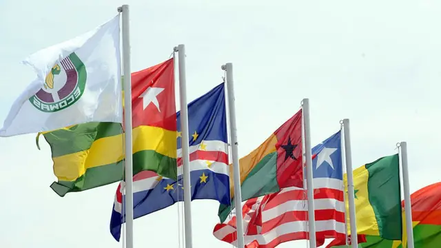 Les drapeaux de la CEDEAO lors d'un sommet d'urgence de la Communauté économique des États de l'Afrique de l'Ouest (CEDEAO) sur la crise politique en Côte d'Ivoire, à Abuja, le 24 décembre 2010.