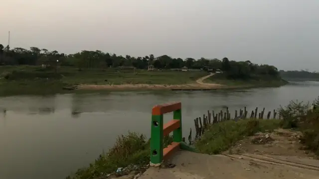 கரீம்கஞ்ச் நகரின் நடுவில் ஓடும் ஆறு.