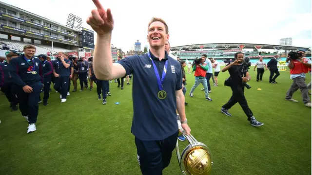 2019 உலக கிரிக்கெட் போட்டியில் கோப்பை வென்ற இங்கிலாந்து அணியின் கொண்டாட்டம்