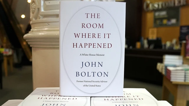 نقش بیضی روی جلد کتاب، اشاره‌ای به اتاق کار رئیس جمهوری آمریکاست که به اتاق بیضی‌شکل معروف است