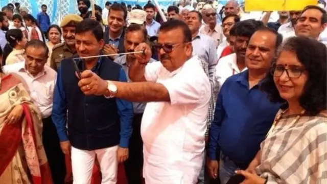 தொழிற்துறை அமைச்சர் சந்திர பிரகாஷ் கங்கா