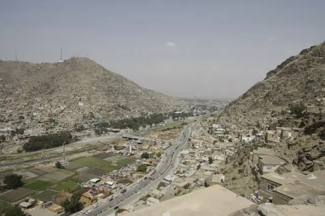 brda Asamai (levo) i Šir Darvaza (desno)