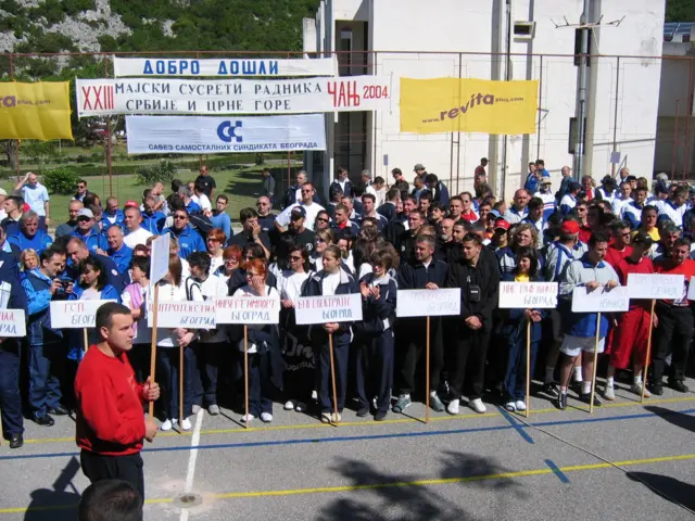 Смотра радника који држе називе фирми