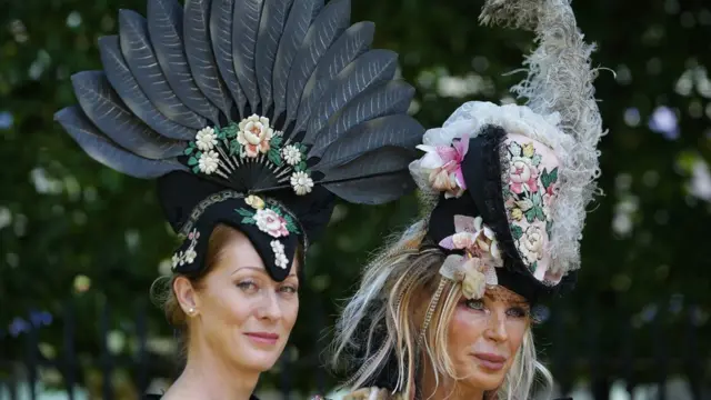 Женщины в шляпах