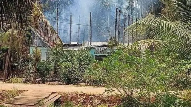 ဒေသခံတွေကတော့ သူတို့ရဲ့နေအိမ်တွေ မီးရှို့ခံရတယ်လို့ ပြောပါတယ်။