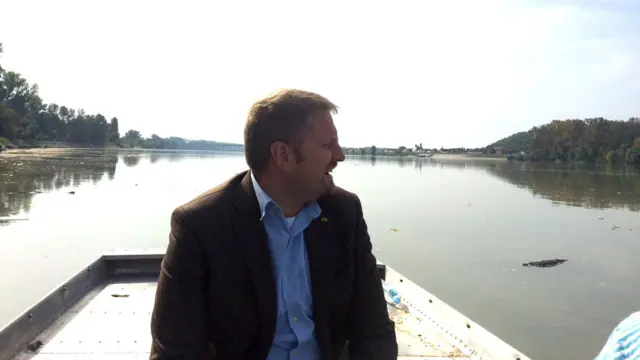 Vit Jedlicka ve solunda Liberland