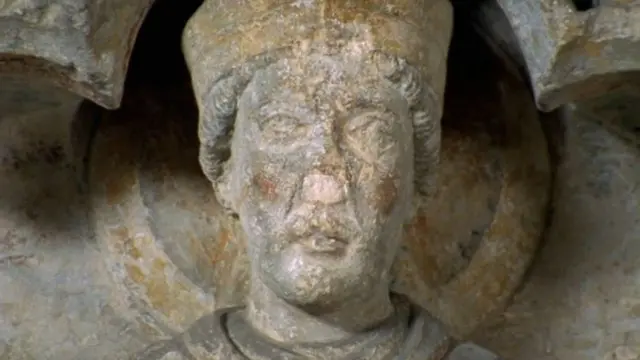 Статуя Бекета в Санском соборе во Франции