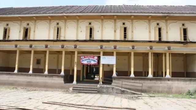 डॉ. भीमराव आंबेडकर ने 7 नवंबर 1900 को सतारा के सरकारी स्कूल मे दाख़िला लिया था. यह दिन महाराष्ट्र सरकार द्वारा स्कूल प्रवेश दिन के रूप में मनाया जाता है. इसी दिन पर बीबीसी द्वारा फोटो फ़ीचर की ख़ास पेशकश. आज ये स्कूल प्रताप सिंह हाई स्कूल नाम से जाना जाता है. उस वक्त यह स्कूल पहली से चौथी तक था. चौथी कक्षा तक आंबेडकर इसी स्कूल में पढ़े.