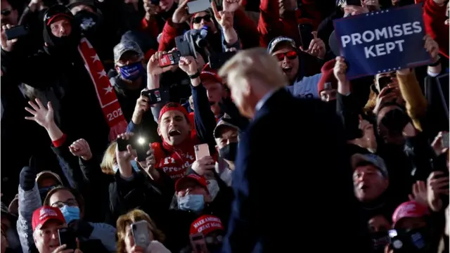 特朗普继续举办多场以传统方式举行的竞选晚会。