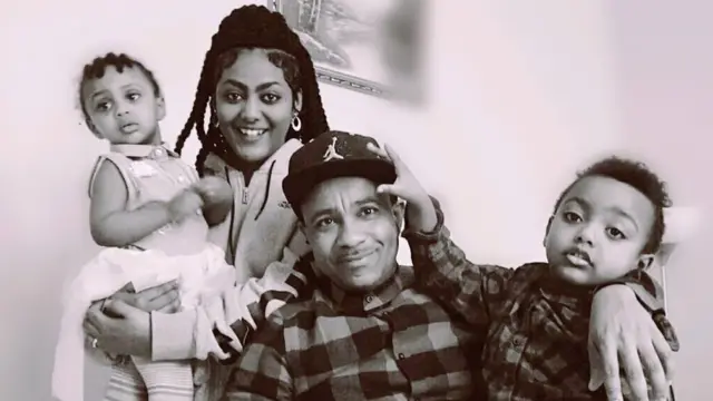 አቶ ረታ ከባለቤቱ እስከዳር ጫላ እና ሁለት ልጆቹ ጋር