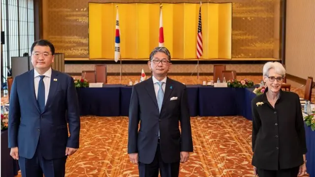 जापान, दक्षिण कोरिया और अमेरिका के राजनयिक तीनों देशों के बीच संबंध मज़बूत करने में जुटे हैं