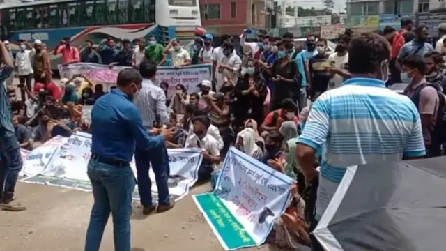 একদল শিক্ষার্থী সড়কে ছিলো