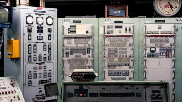 В центре управления множество аналоговых переключателей и циферблатов