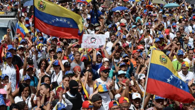 กลุ่มผู้ประท้วงเรียกร้องให้ ปธน. มาดูโร ประกาศเลือกตั้งประธานาธิบดีใหม่ในปีนี้ จากที่กำหนดไว้เป็นเดือนธันวาคมปีหน้า