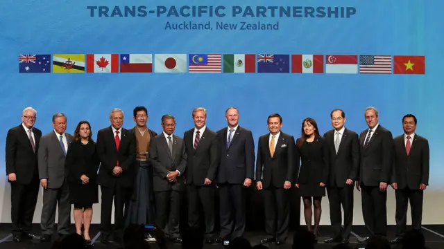 Foto de familia de los representantes de los países firmantes del TPP.