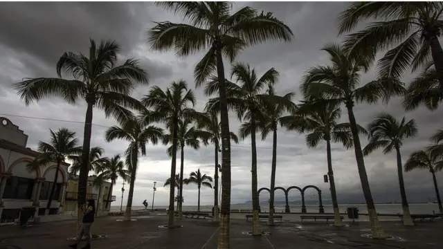 Imagen tomada en Puerto Vallarta, México, tras el paso de Patricia.