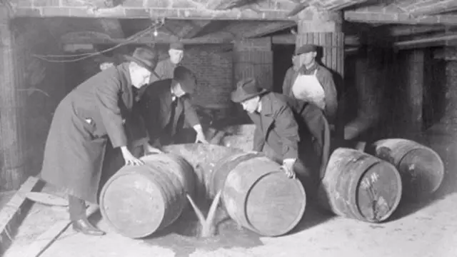 La Ley Volstead prohibió el consumo de alcohol en Estados Unidos.