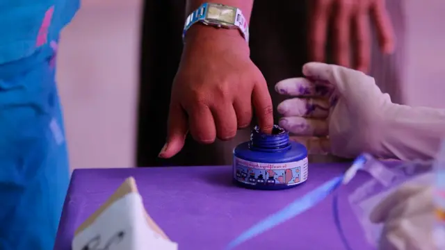 ရွေးကောက်ပွဲမှာ မဲပေးခွင့်ရှိသူ ၂၇ သန်းကျော် မဲလာပေးခဲ့တယ်လို့ ပြည်ထောင်စုရွေးကောက်ပွဲကော်မရှင်ဥက္ကဋ္ဌ ဦးလှသိန်းကပြောပါတယ်။