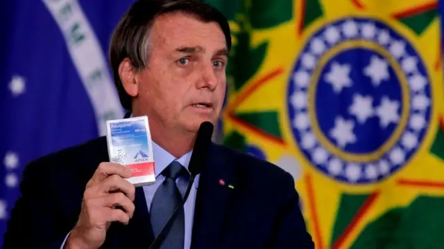 Brezilya Devlet Başkanı Jair Bolsonaro, hidroksiklorokin muadili ilaçla kameraların karşısına çıktı.
