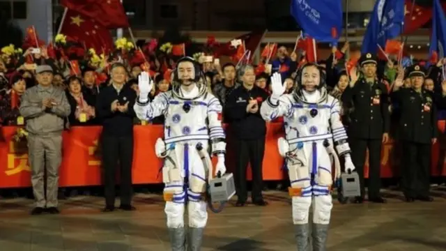 यान के साथ दो चीनी अंतरिक्ष यात्री जिंग हैपेंग और चेन डोंग भी भेजे गए हैं.