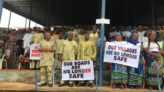 Ndị mmadụ na-egosiputa iwe ha maka ọnwụ Fr Paul Offu